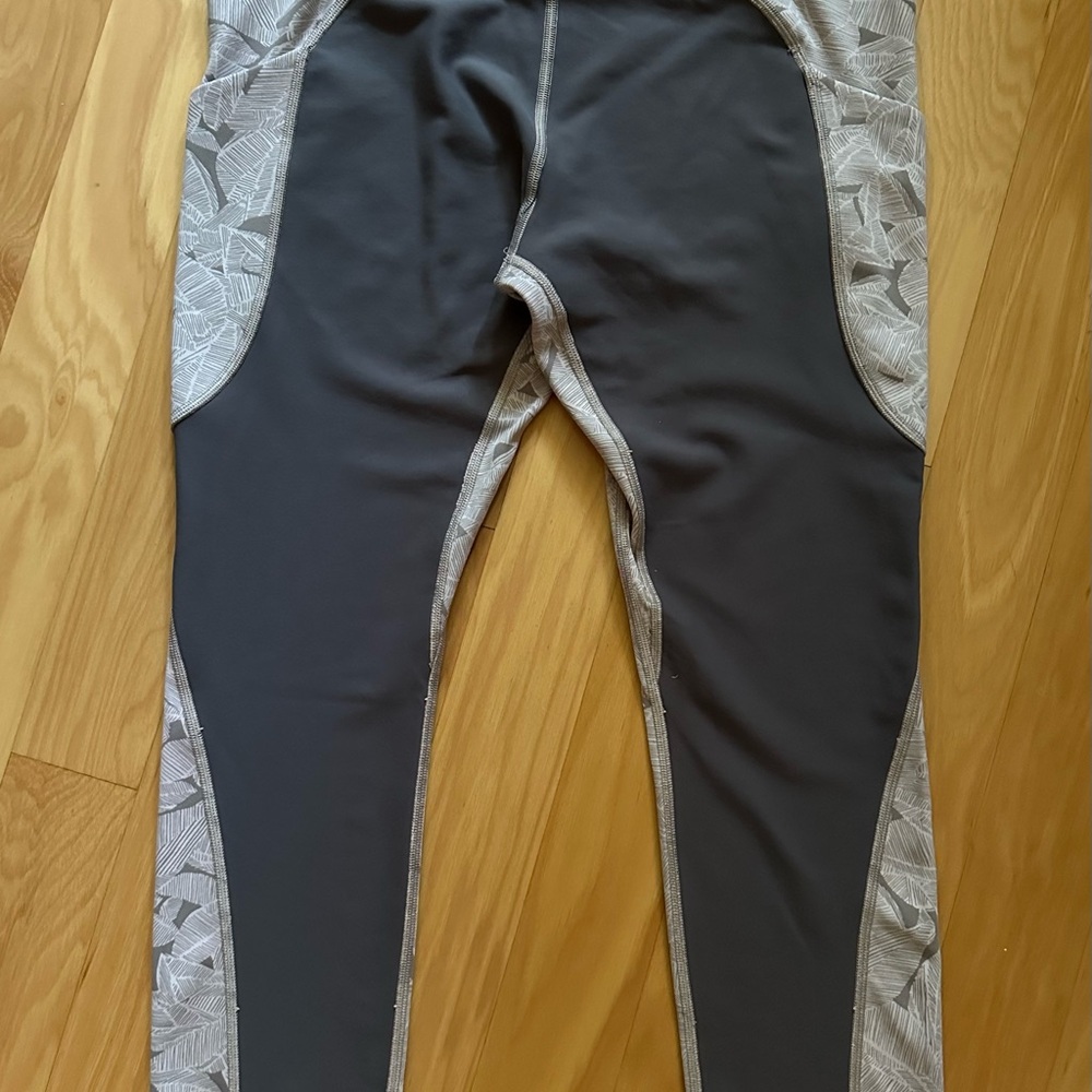 Athleta Large 25” length leggings with dual color. - Picture 6 of 7